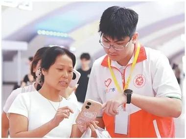 廣州南站 中學生志愿者以青春之名，溫暖春運歸途